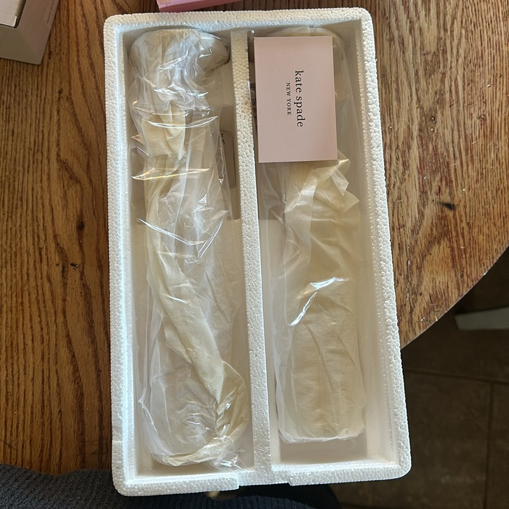 New in box, Kate Spade
new york Set of 2 Grace Avenue Toasting Flutes - Picture 6 of 6